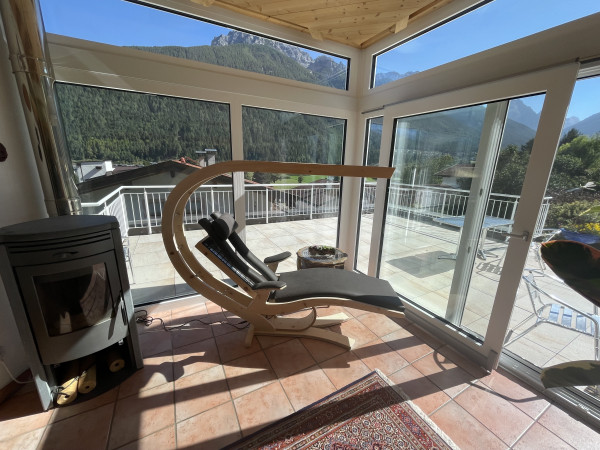 Infrarotliege mit Bogen und Leselampe im Wintergarten